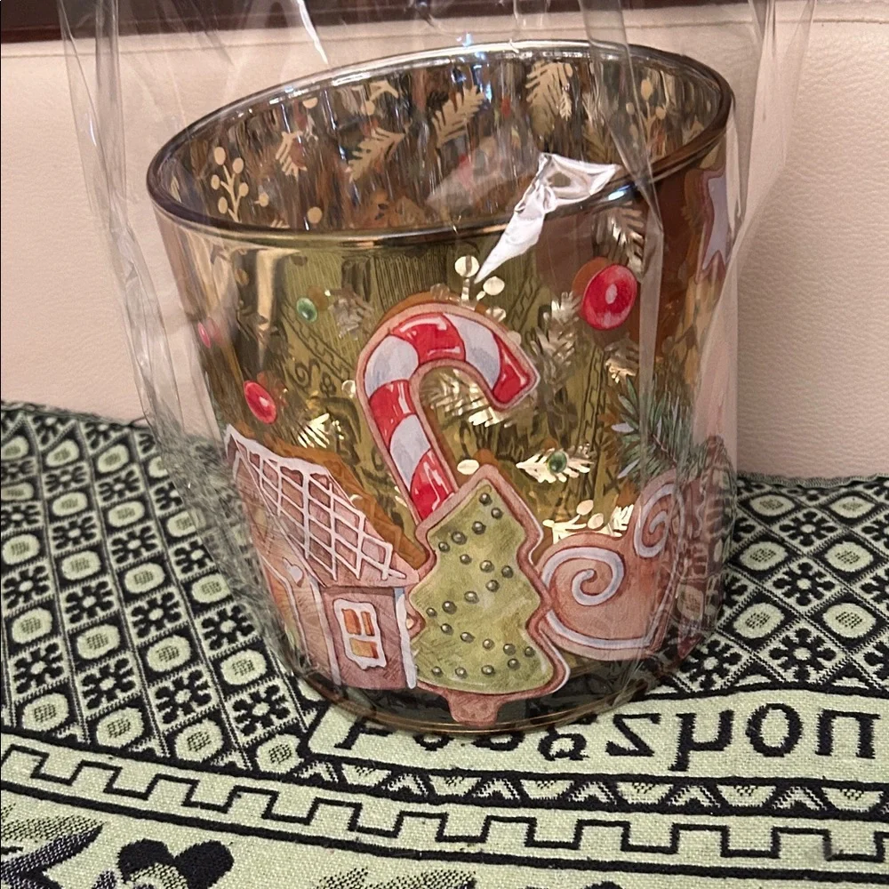 Festive Glass Gingerbread House Cookies Holder